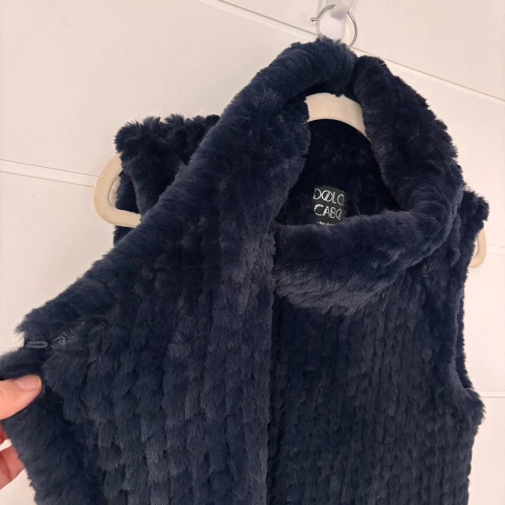 Dolce Cabo los angelos Women's Blue Faux Fur Sweater Vest Size Medium - Picture 10 of 17